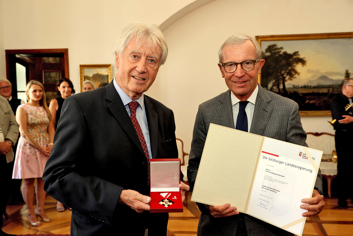Im Bild von links: Erich W. Holzmann mit Landeshauptmann Wilfried Haslauer