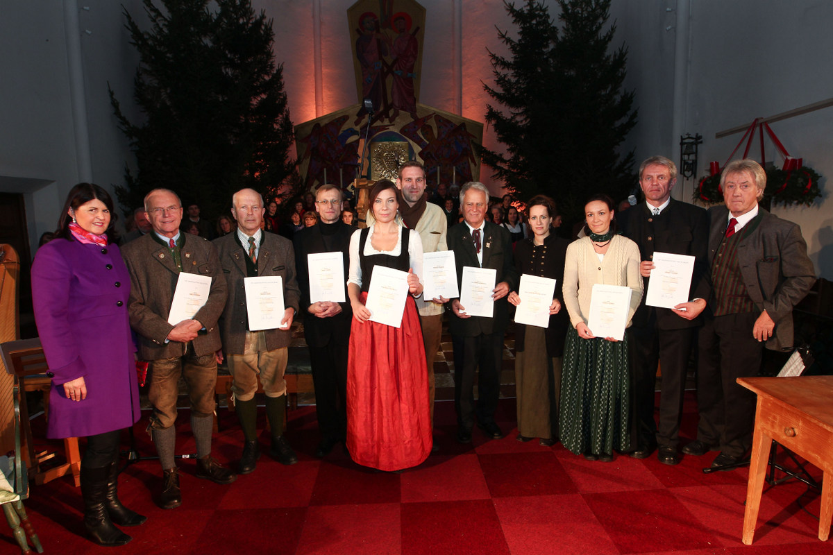 Im Bild: Ehrung durch Landes Hauptfrau Gabi Burgstaller - Gottfried Oberhofer ist der 5. von rechts.